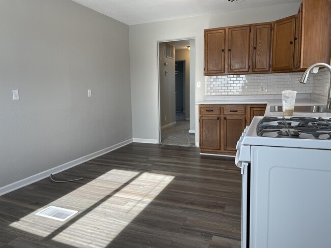 Building Photo - 600 Sara St