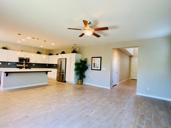 Building Photo - $2,395 Ashlan & Leonard, Beautiful 3 Bedroom - Buckingham Ave, Clovis