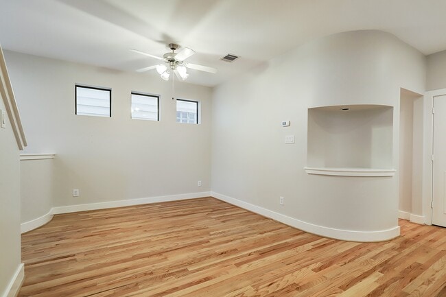 Building Photo - 425 W 26th St
