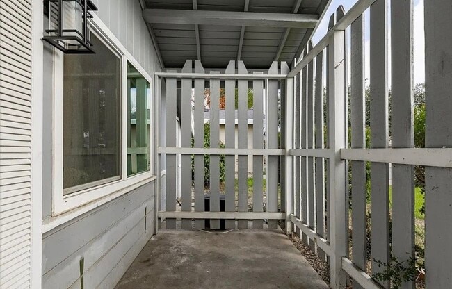 Building Photo - FOR RENT