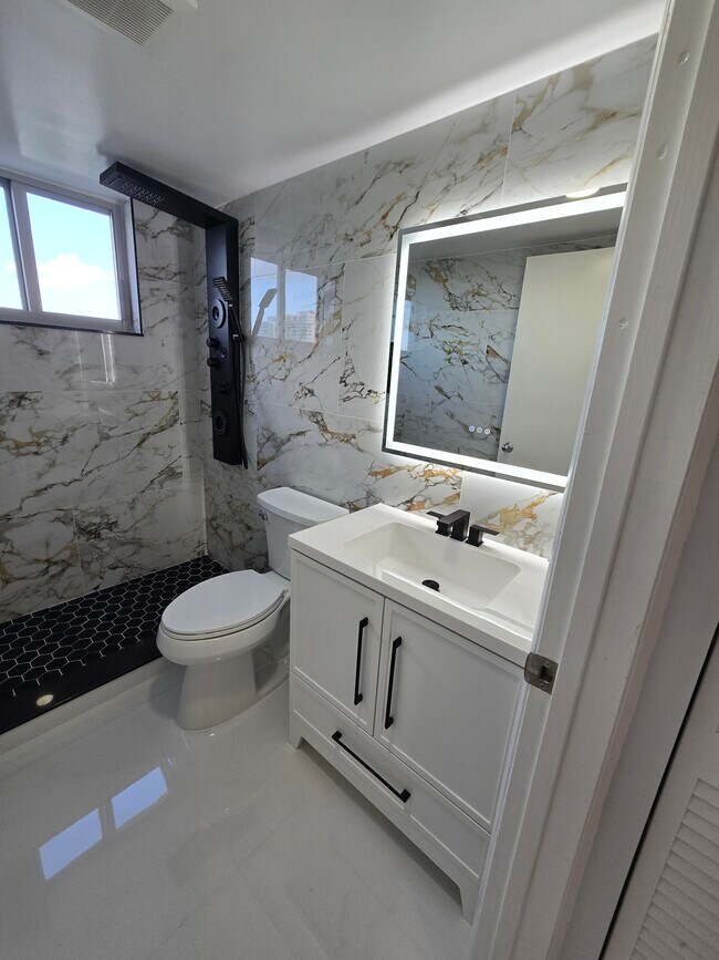 Building Photo - 1700 NW North River Dr