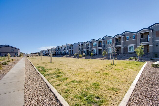 Building Photo - 2 Story Townhouse in Gated Community! Comi...