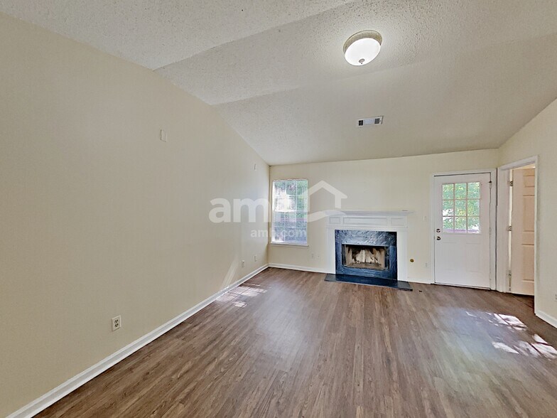 Building Photo - 271 Village Dr