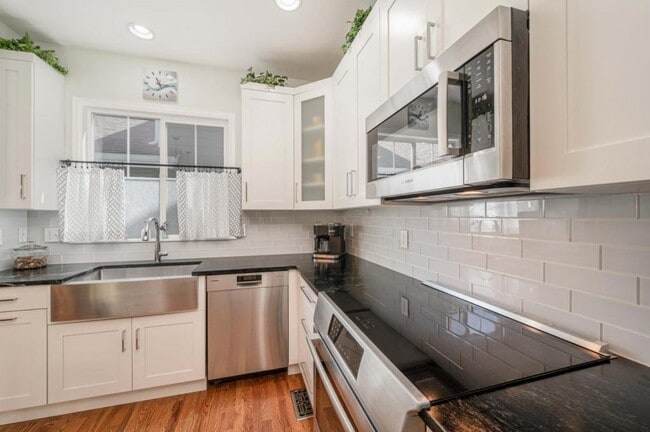 Building Photo - 4220 Ravenna Pl