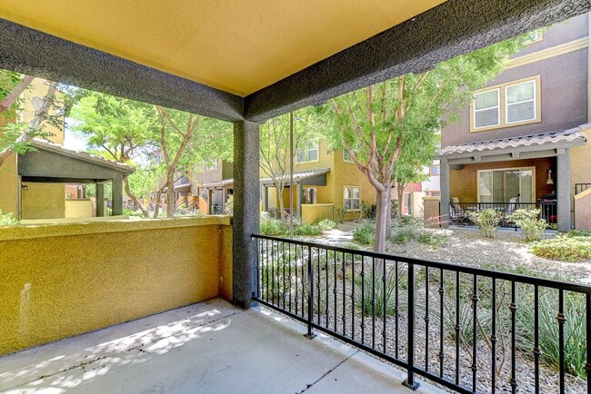 Building Photo - Gorgeous 4 bedroom near Aliante!