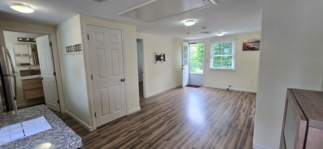 Building Photo - Charming 3BR First-Floor Condo – Walk to B...