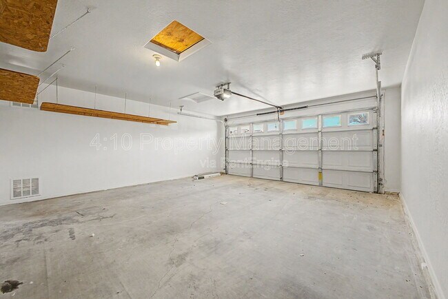 Building Photo - 6508 W Hilton Ave