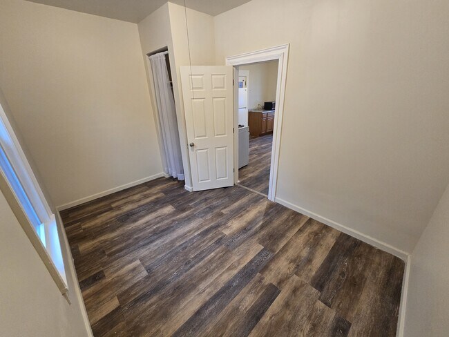 Building Photo - 804 E Division St