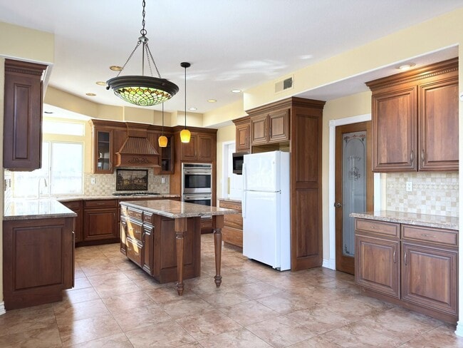 Building Photo - Spacious Home in Santa Fe Hills