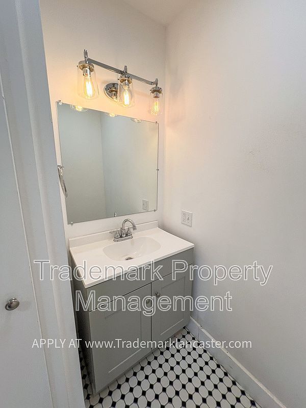 Building Photo - 28 N State St