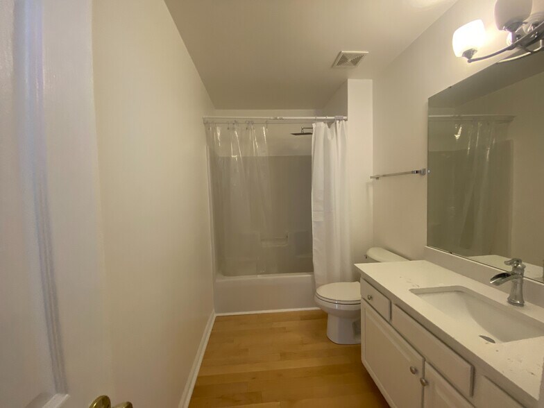 Building Photo - Room in House on Blueshot Ct