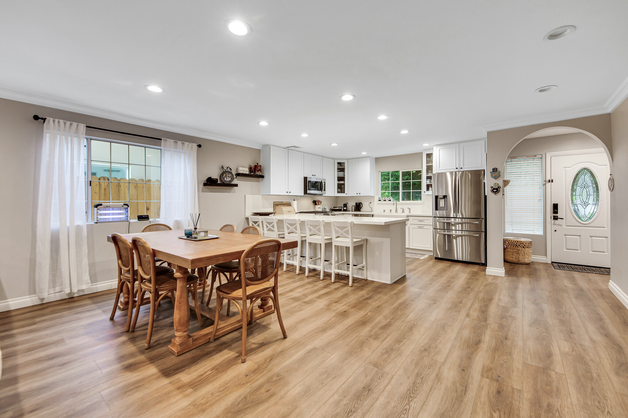 Inviting breakfast bar, dining area & lots of light! - 6908 Royer Ave