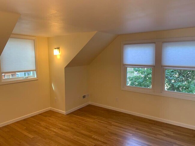 Building Photo - Impecable Remodel of Historic Eastmoreland Gem