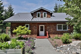 Building Photo - Country Living in Coupeville! Bring your P...