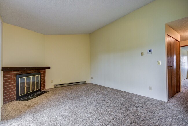 Building Photo - 2 Bed 1 Bath Condo in town