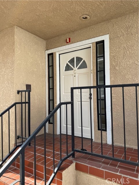 Building Photo - 526 S Catalina Ave