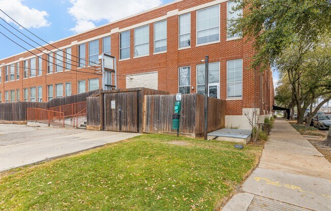 Building Photo - 1312 Live Oak St