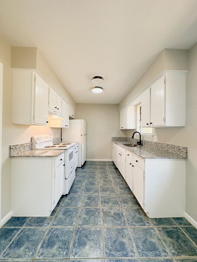 Building Photo - 3bd/2ba Fayetteville Home Available!