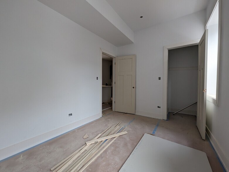 Building Photo - 440 W Belden Ave