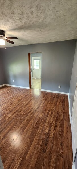 Building Photo - 504 Oak Dr