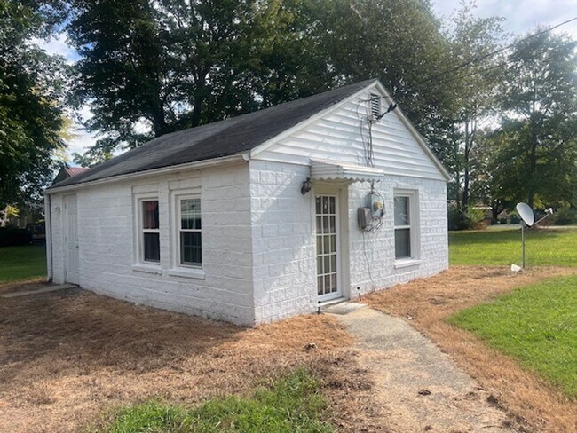 Building Photo - One bedroom, 1 bath house in Mebane