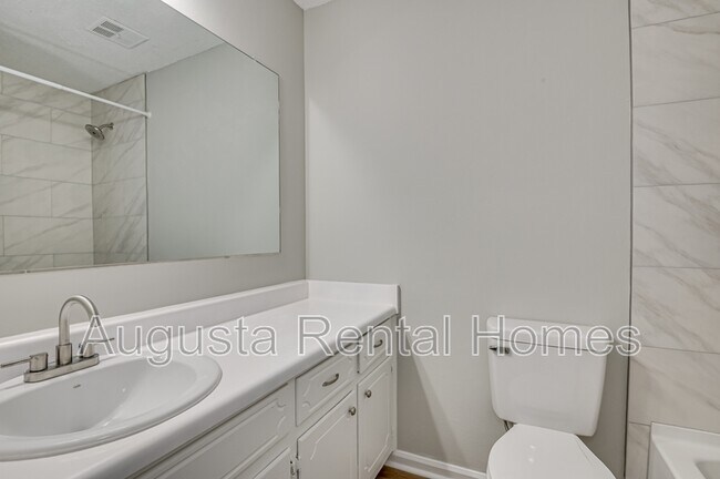Building Photo - 208 Foxdale Dr