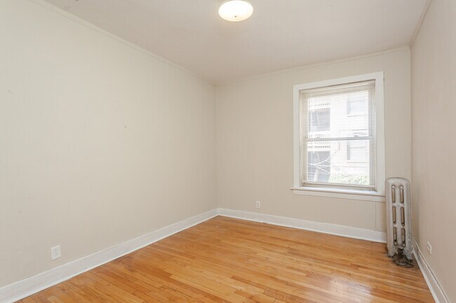 Building Photo - 2212 E 70th St