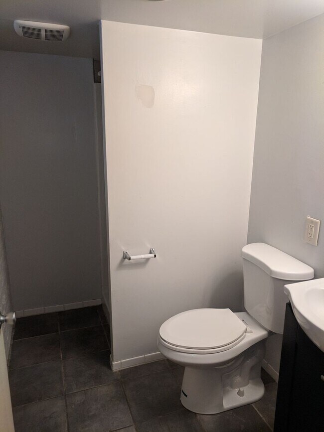 Building Photo - South Oakland Large and renovated 3 bedroom apartment Must SEE!