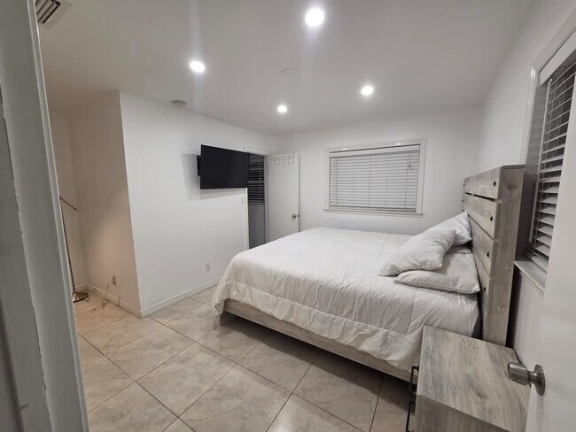 Building Photo - 806 NE 4th St