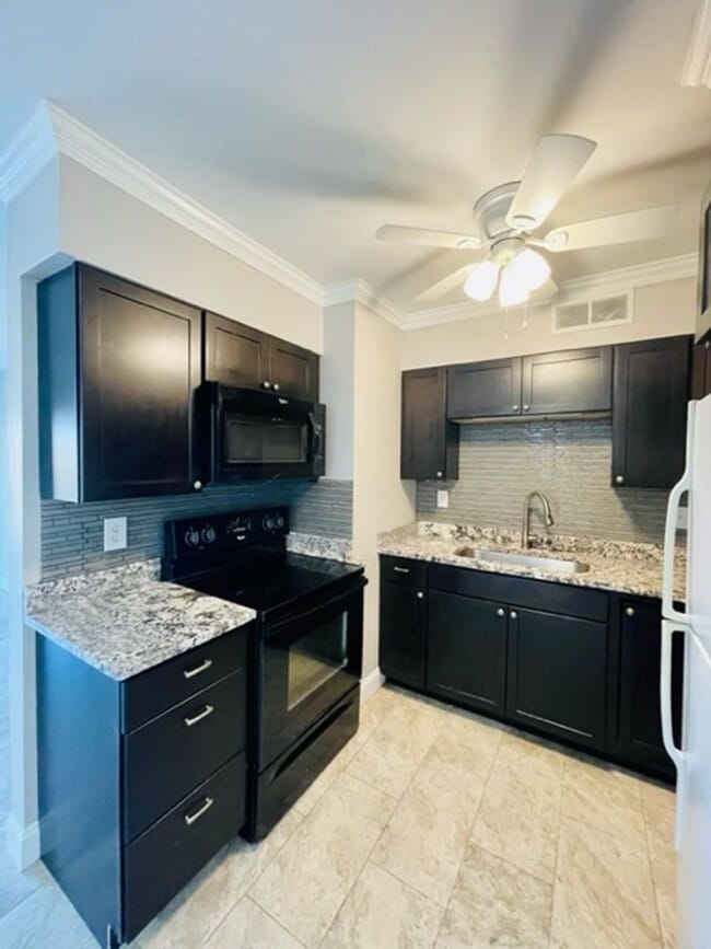 Building Photo - Myers Park Condo, Move-In Ready! All utili...