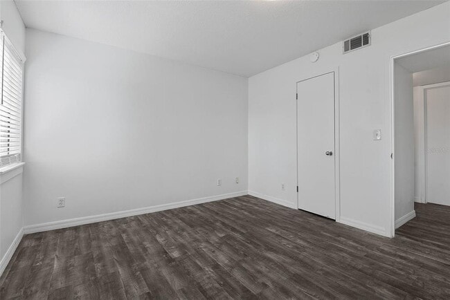 Building Photo - 60 Club House Dr