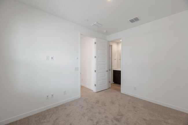 Building Photo - Like Brand New Luxurious Modern 3 Bedroom ...