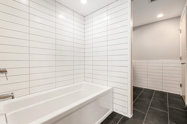 Building Photo - Gorgeous VIEW Townhome w/ 2 Master Suites in Coveted Eastlake