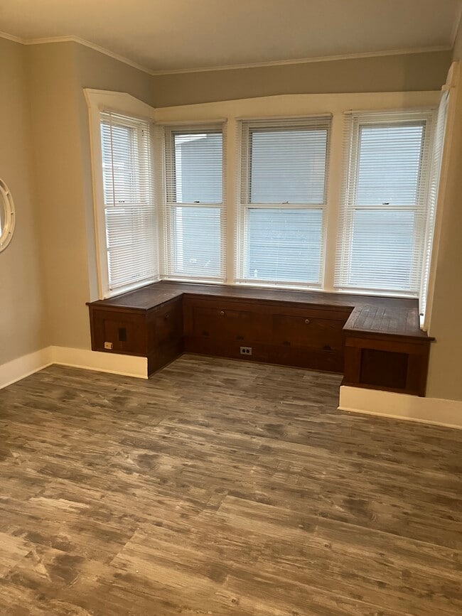 Building Photo - 607 E Farnum Ave