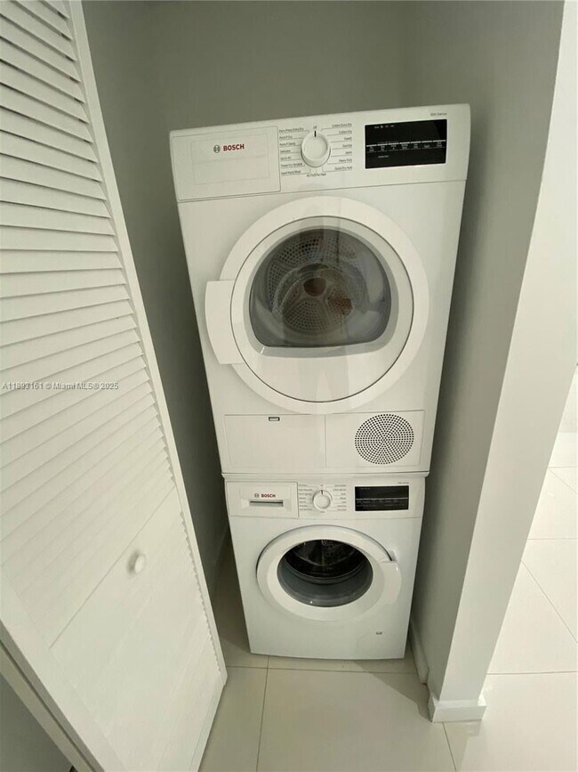 Building Photo - 9940 W Bay Harbor Dr