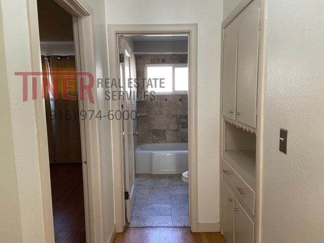 Building Photo - 210 43rd St
