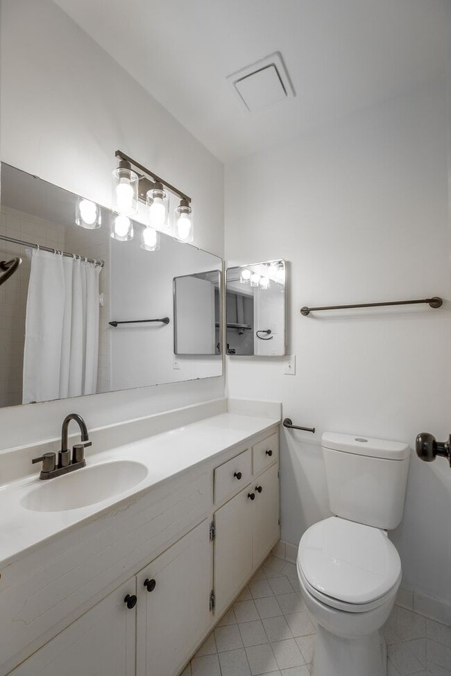 Building Photo - 2 Bedroom 2 Bath in Northshore