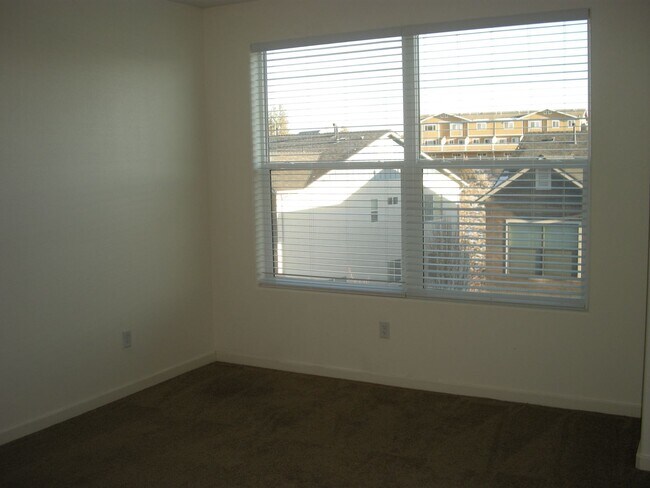 Building Photo - Three Bedroom, Two and a Half Bath Townhome Near UNR