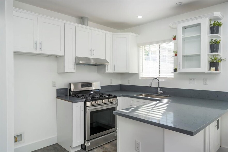 kitchen - 13521 Hamlin St