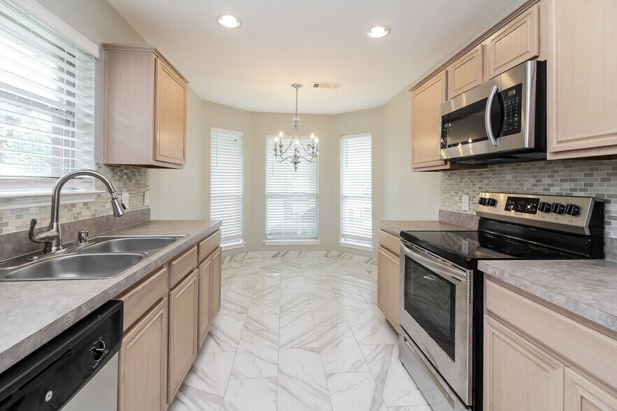 Building Photo - 13911 Creek Crossing Dr