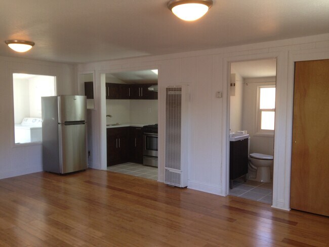 Building Photo - 415 Cedar St