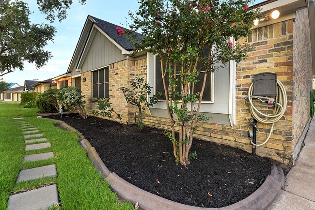 Building Photo - 215 Gentilly Dr