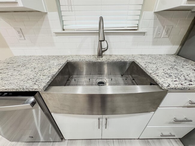 Building Photo - 51 10 Point Ln