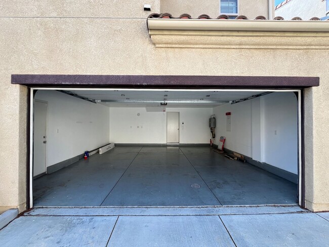 Building Photo - Gated Porter Ranch home w/all appliances +...