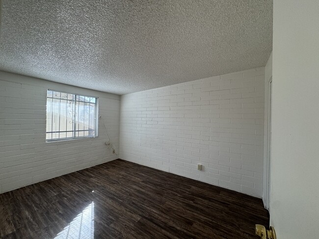 Building Photo - Introducing a charming 2 bedroom, 1 bathro...