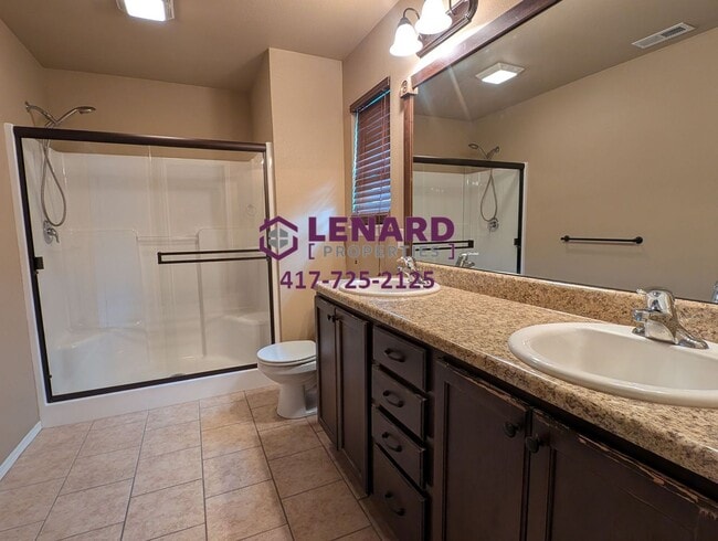 Building Photo - Beautiful 3 Bedroom House with Fenced in Y...