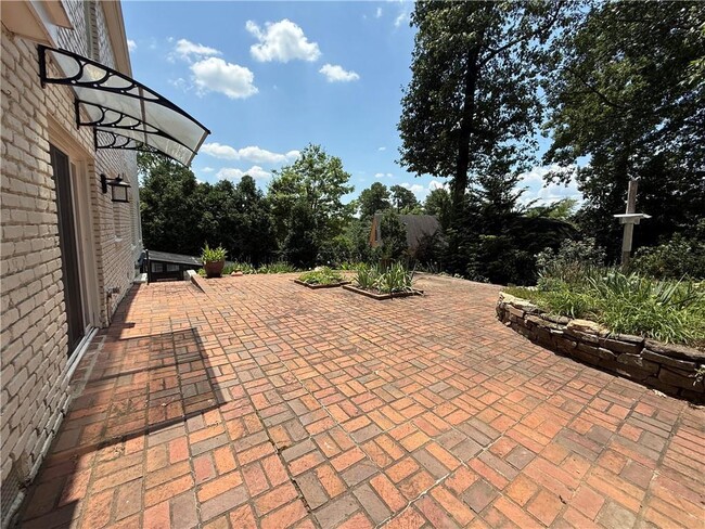 Building Photo - 800 Glenairy Dr NE