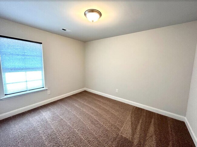 Building Photo - BEAUTIFUL THREE BED, TWO BATH FULL BRICK H...