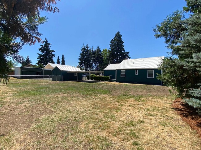 Building Photo - Gorgeous Fully Remodeled Three Bedroom Hom...