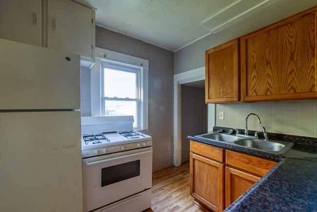 Kitchen - 609 Bluff St